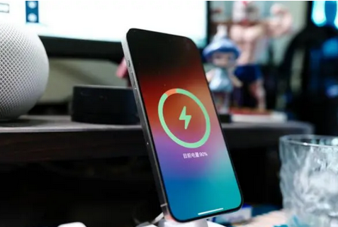 白碱滩苹果15换屏服务分享用什么充电器给iPhone15充电更好 